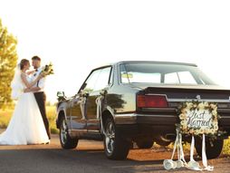 Venčanje, venčani par, bračni par, mladenci, muž, mladoženja, mlada, auto, just married