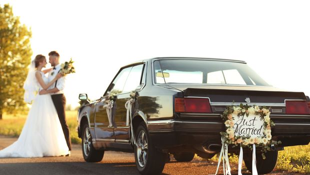 Venčanje, venčani par, bračni par, mladenci, muž, mladoženja, mlada, auto, just married