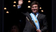 Argentinski predsednik izašao na binu da pozdravi devojku, pa je strastveno izljubio: Evo kako je izgledalo