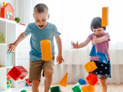 nemirna besna deca se igraju lupaju