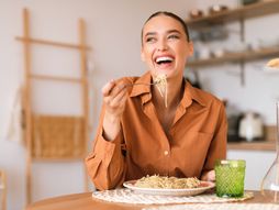 testenina, pasta, sreća, srećna devojka, ručak