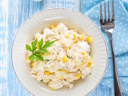 Salata, kukuruz, majonez, posna salata sa kukuruzom