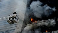 Bitka za živote: Vatrogasci se bore da spasu ljude na poslednjim spratovima zgrade u plamenu