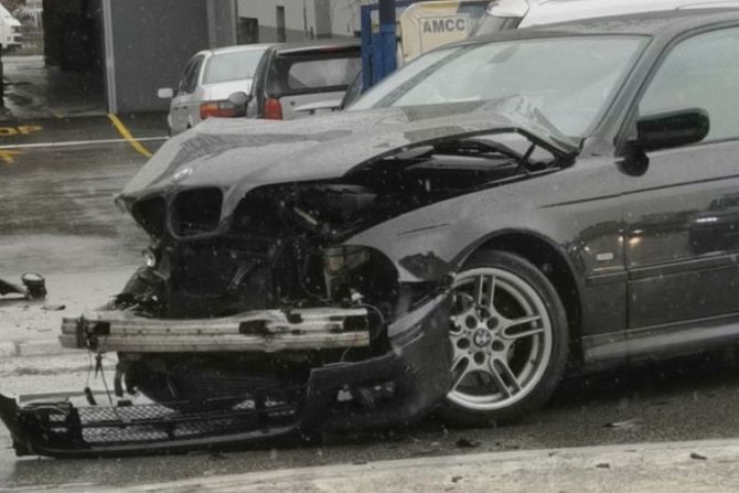 Saobraćajna nezgoda, saobraćajna nesreća, udes, uništen automobil Saobraćajna nezgoda, saobraćajna nesreća, udes, uništen automobil