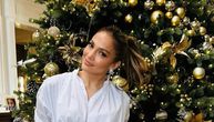 Džej Lo u prazničnom autfitu pozira ispred svoje glamurozne jelke: Latino diva nikad mlađa
