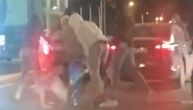 Jezive scene u Mostaru: Huligani tukli mladića pred majkom, a razlog je bizaran