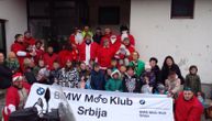 Obradovali mališane: Članovi BMW moto kluba kao Deda Mrazovi stigli u školu