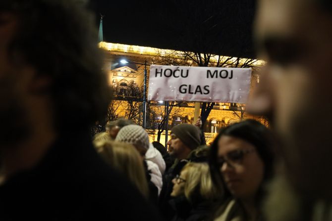 Protest opozicije  ispred RIK-a