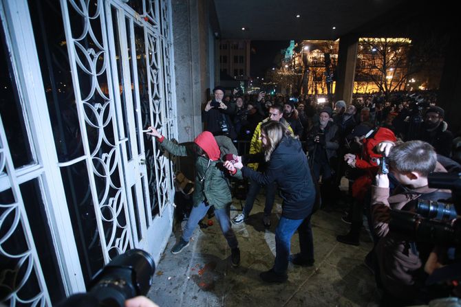 Protest opozicije  ispred RIK-a