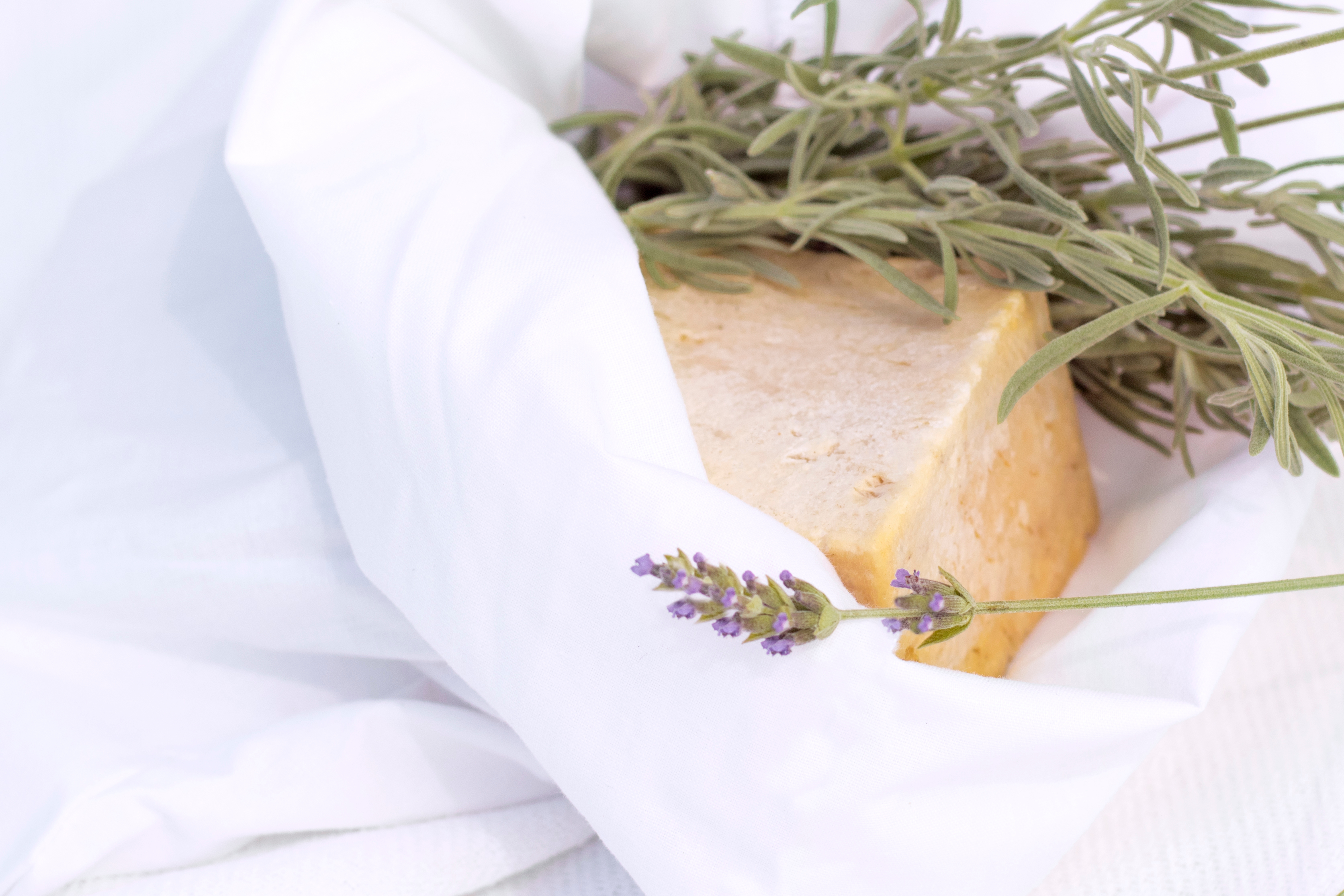 Napravite sami sapun od samo 3 sastojka koji briše mrlje kao od šale: Zaboravite na skupu hemiju