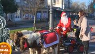 Apatinski Deda Mraz na poniju raznosi poklone po Vojvodini: Devojčica dolazi iz daleke Švedske da bi ga videla