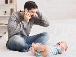 nervozni otac toditeljstvo tata beba