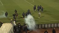 Pogledajte kako su navijači Partizana zasuli fudbalere Zvezde petardama kad su izašli iz tunela