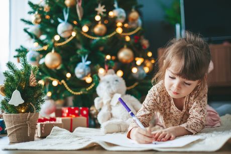 Devojčica piše pismo, Nova godina