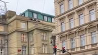 Najpotresnija slika iz Praga: Studenti se od napadača sakrili na simsu