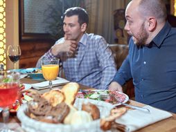 Kafana večera slava svađa za stolom
