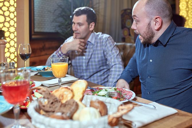 Kafana večera slava svađa za stolom