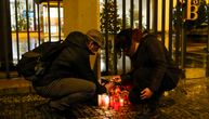 Tužne scene na ulicama Praga: Sveće i cveće za žrtve najkrvavijeg masakra u modernoj istoriji Češke