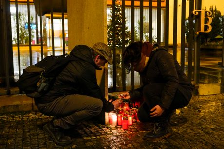 Cveće i sveće za žrtve masovne pucnjave, Prag, Češka