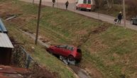 Kako je ovo uspeo? Vozač u Sopotu preprečio se iznad rečice, upao u duboko korito