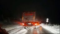 Pogledajte borbu putara sa mećavom na Zlatiboru: Ogromni zastoji i kolapsi, teretnjaci zaglavljeni u krivini