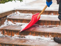 Čišćenje snega, lopata sneg stepenice