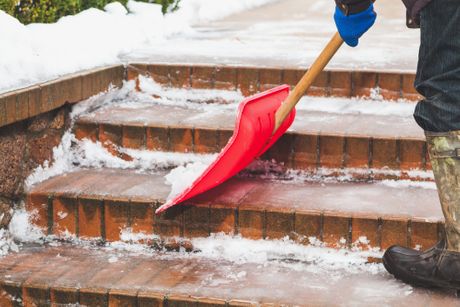 Čišćenje snega, lopata sneg stepenice