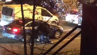 Tuča usred Novog Sada: Nepoznati muškarac udarao pesnicama i nogama mladića dok je ležao sklupčan na ulici