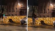 Uznemirujući snimak iz centra Sarajeva: Udario ženu, pa šutnuo u glavu muškarca koji je pokušao da joj pomogne