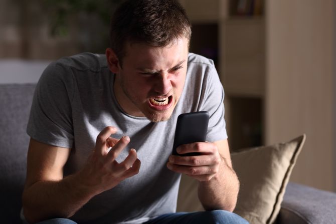 Nervozan čovek, ljut čovek, telefon Nervozan čovek, ljut čovek, telefon