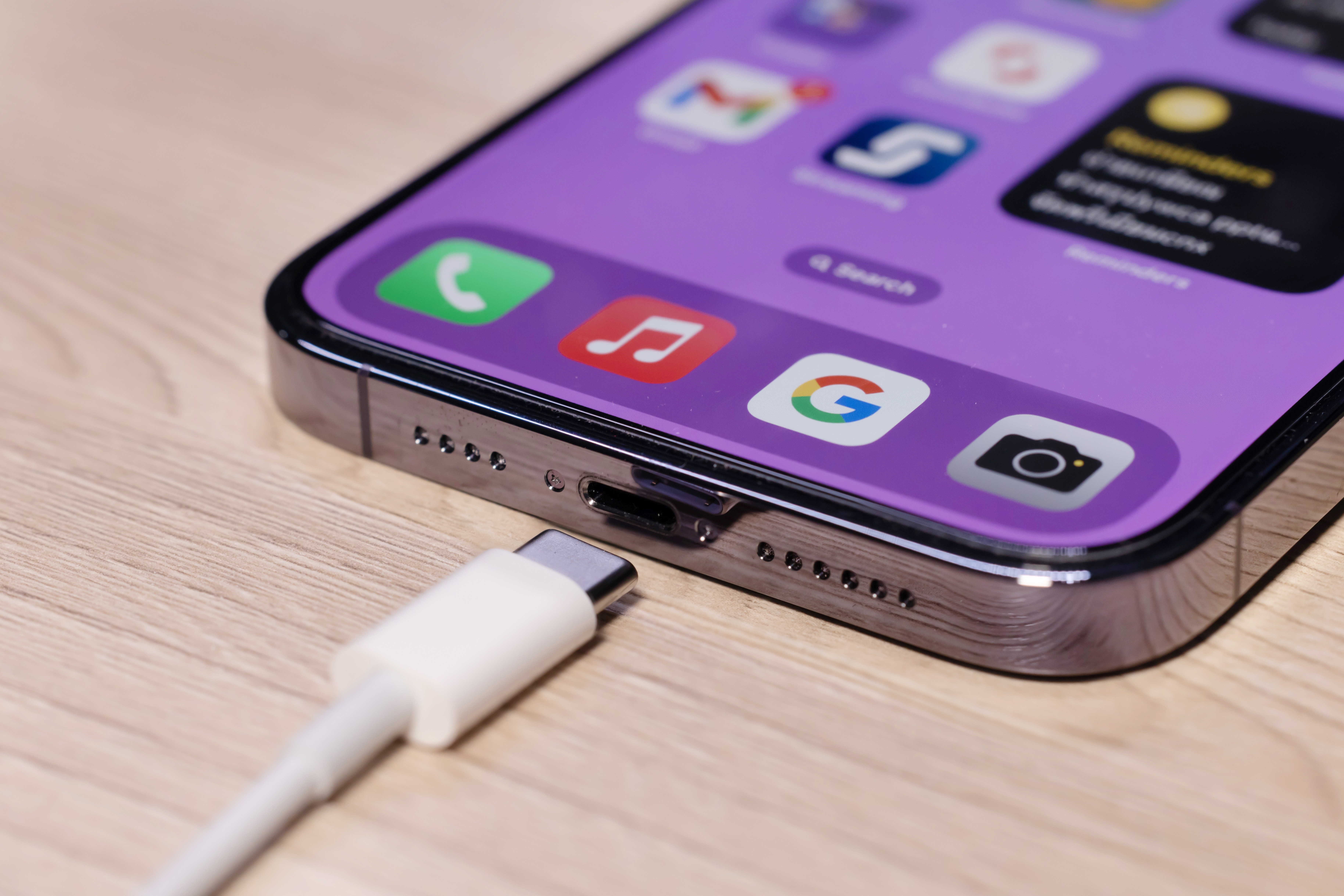 Telefon više ne puni kako treba preko USB-C kabla? Nemojte odmah nositi uređaj u servis