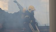 "Krvavo nebo" nad banjom u Bezdanu: Plamen se diže nekoliko metara uvis, vatrogasci na terenu
