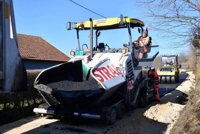 Čačak Donja Gorevnica asfalt se puši u selu kod Čačka