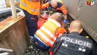 Dramatičan snimak spasavanja devojke koja je skočila pod voz: Svoj život duguje Mateji i njegovom kolegi