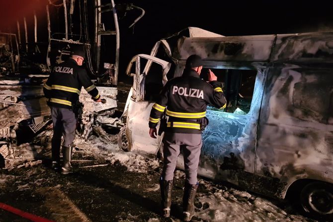 Hitna pomoć vozilo kombi sudar saobraćajna nesreća Italija tunel