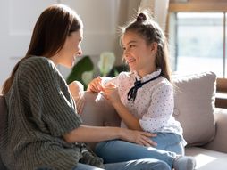 mama i ćerka, razgovor mame i ćerke, roditelj, ćerka