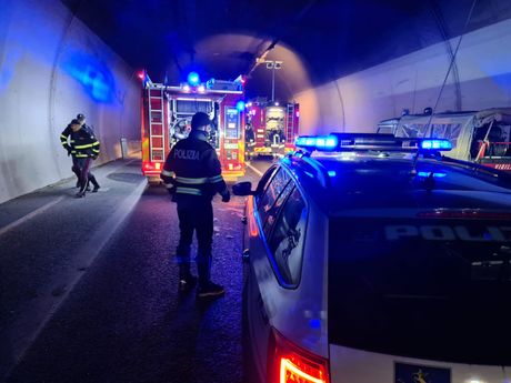 Hitna pomoć vozilo kombi sudar saobraćajna nesreća Italija tunel