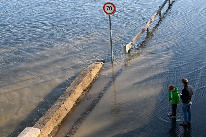 Reka Dunav izlivanje Budimpešta Mađarska