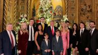 Melanija izostala sa porodične božićne fotografije: To što je nema bode oči, ali nije jedina koja fali