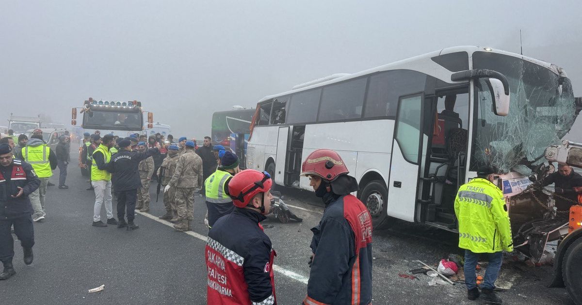 Vozač autobusa zaspao za volanom, pa udario u zid, snimak je