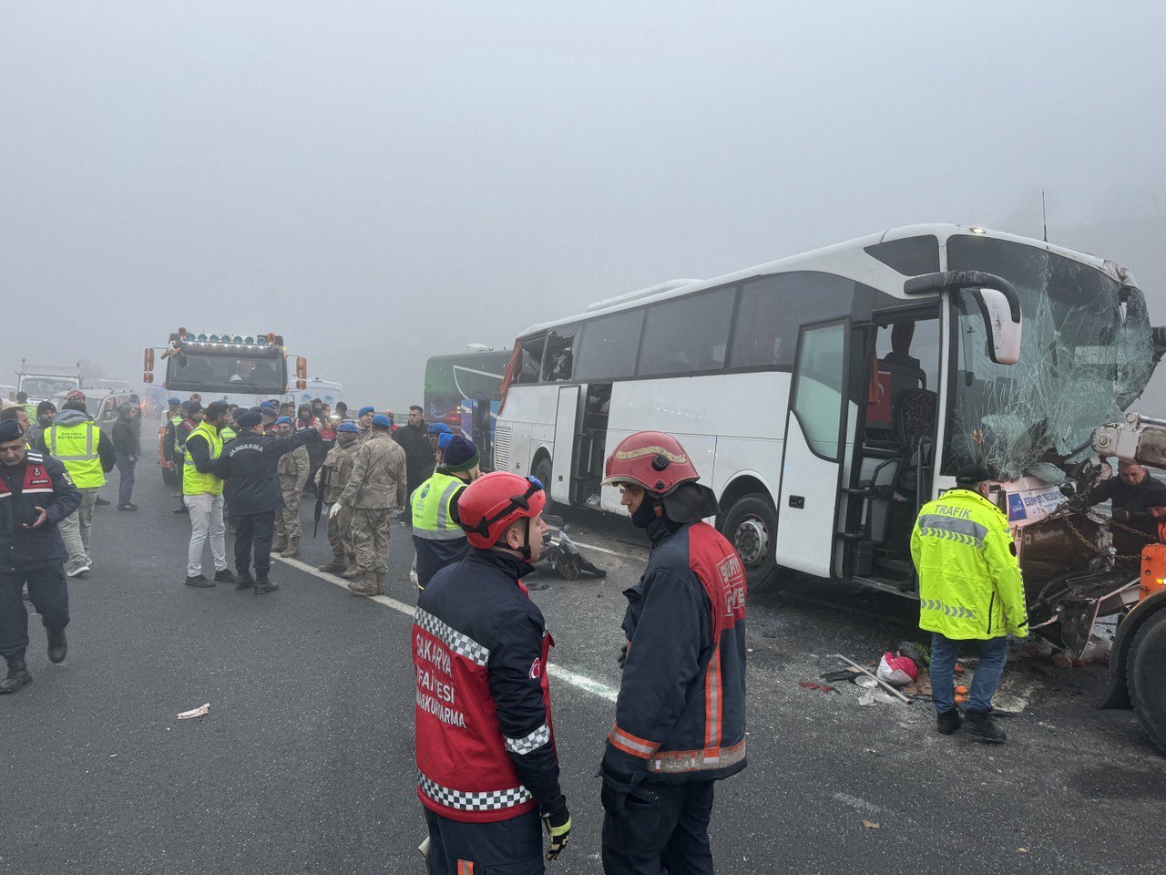 Vozač autobusa zaspao za volanom, pa udario u zid, snimak je jeziv: Povređeno najmanje sedam osoba