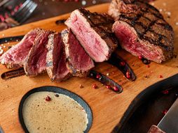 biftek, biftek sa krvi, krv iz bifteka, meso, crveno meso