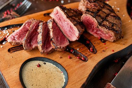 biftek, biftek sa krvi, krv iz bifteka, meso, crveno meso biftek, biftek sa krvi, krv iz bifteka, meso, crveno meso