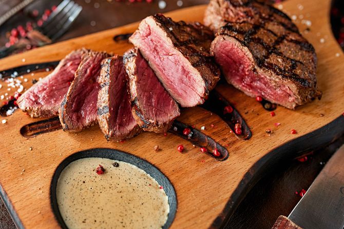 biftek, biftek sa krvi, krv iz bifteka, meso, crveno meso biftek, biftek sa krvi, krv iz bifteka, meso, crveno meso