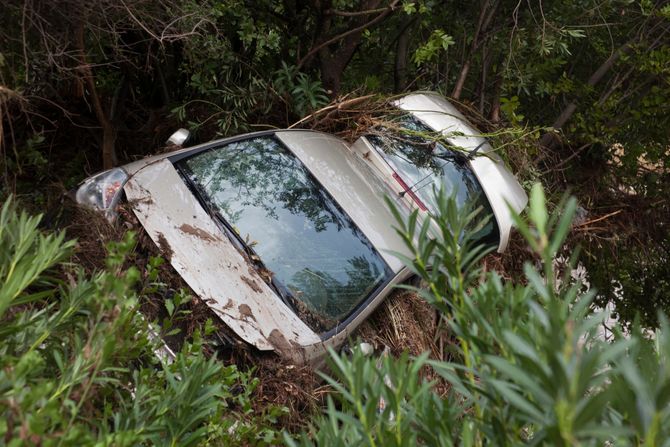 Slupano vozilo kola sletela  automobil  sleteo saobraćajna nesreća