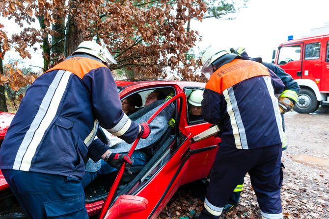 Vatrogasci, spasioci, spasavanje, sečenje automobila