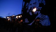 Liči na Velikog Štrumpfa: Doneli statuu teroriste Jašarija u Južnu Mitrovicu