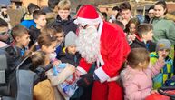 Deda Mraz umesto na sankama stigao na motoru: Ivanjičkim mališanima podelio poklone sa ministarkom Kisić