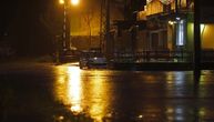 Dunav se izlio, vikendice pod vodom: Poplavljeno elitno naselje Kamenjar u Novom Sadu