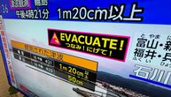 Prvi snimci razornog potresa u Japanu: Sve škripi, bandere lelulaju, automobili kao na talasima